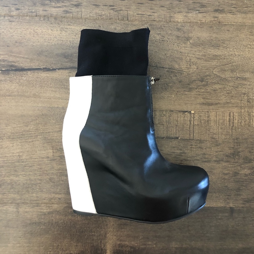 YES / SOLESTRUCK black & white platforms
